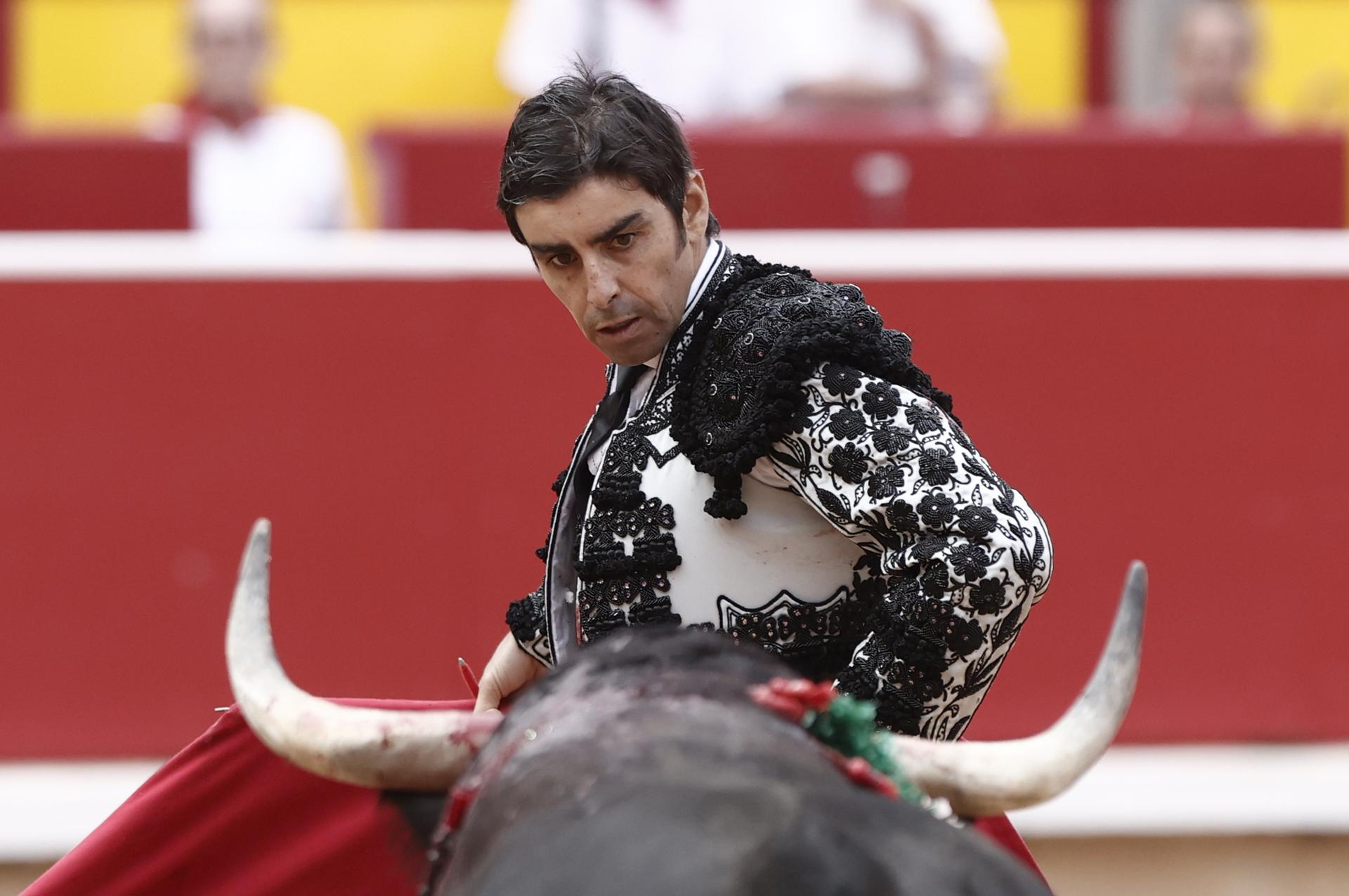 El torero Miguel Angel Perera durante la lidia a su segundo toro de la tarde en la tercera de abono de la Feria de Toro de los Sanfermines 2025 con toros de la ganadería gaditana de Fuente Ymbro y en la que comparte cartel con los diestros Alejandro Talavante y Daniel Luque. EFE/Jesús Diges