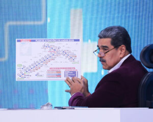 Fotografía cedida por Prensa del Palacio de Miraflores donde se observa a Nicolás Maduro durante una intervención en el programa de televisión "Con Maduro +", este lunes, en Caracas (Venezuela). EFE/ Palacio Miraflores