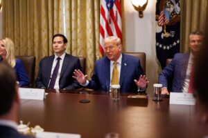 El presidente de EE.UU., Donald Trump (con las manos en alto), participa en una reunión de gabinete en la Casa Blanca este 8 de julio de 2025. EFE/EPA/AARON SCHWARTZ / POOL
//////////
Washington (United States of America), 08/07/2025.- US President Donald J Trump (R) and US Secretary of State Marco Rubio participate in a cabinet meeting in the Cabinet Room of the White House in Washington, DC, USA, 08 July 2025. EFE/EPA/AARON SCHWARTZ / POOL