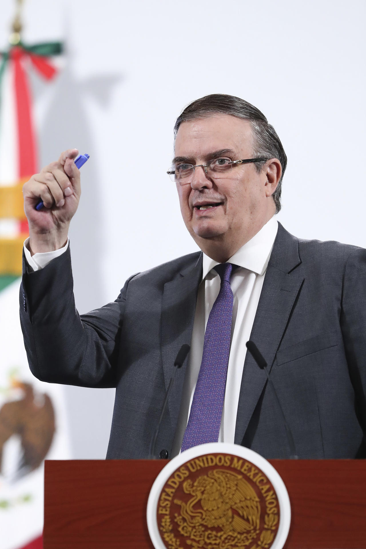 El secretario de Economía, Marcelo Ebrard, habla en una rueda de prensa este jueves, en Palacio Nacional de Ciudad de México (México). EFE/ Mario Guzmán
