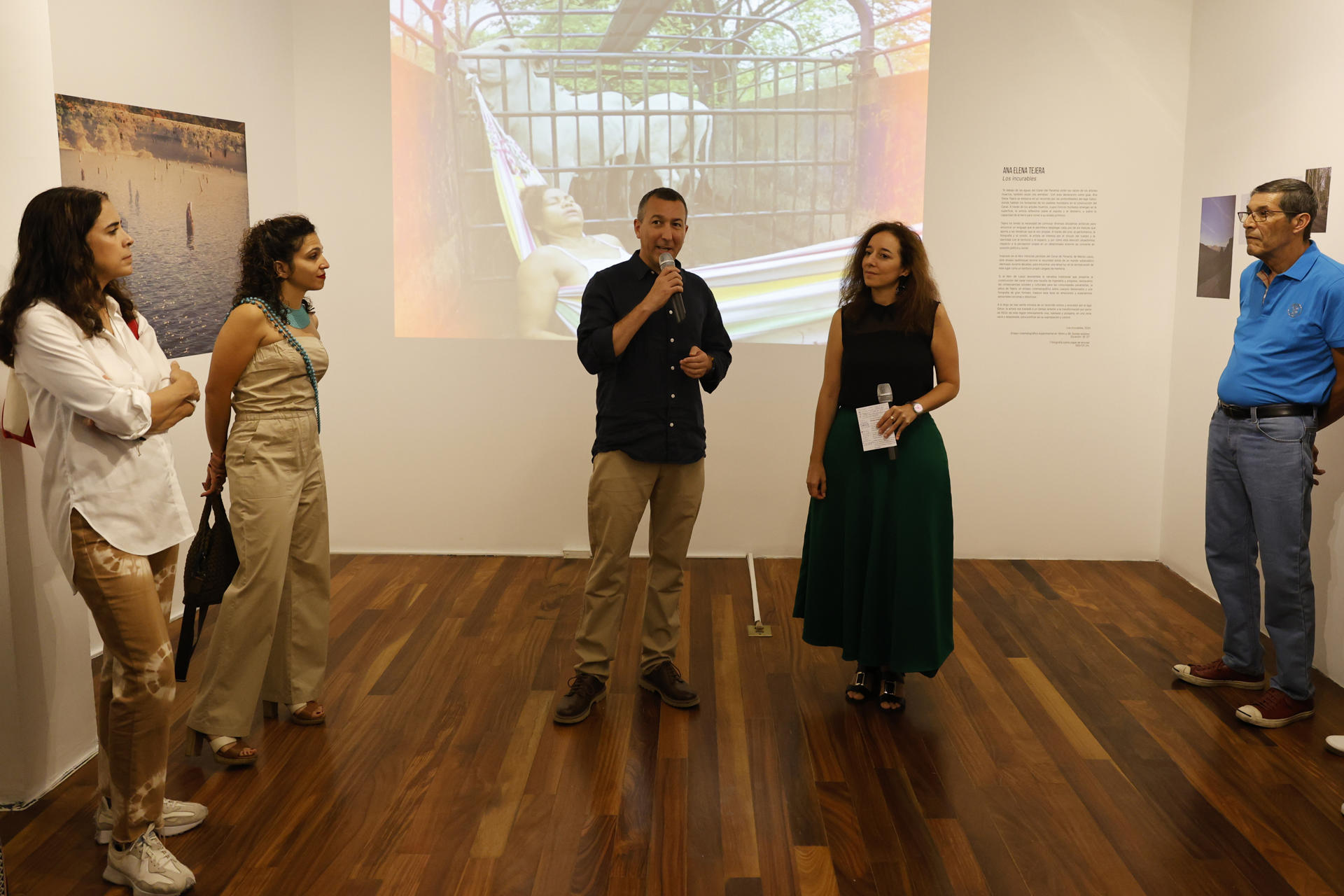 El español Matías Costa (c) habla durante la exposición 'Un extraño don de regresar. Diálogos fotográficos entre España y Panamá' este jueves, en el Centro Cultural de España (CCE) en Ciudad de Panamá (Panamá). EFE/ Bienvenido Velasco