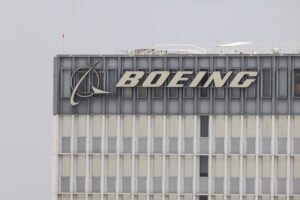 Fotografía de archivo que muestra el logotipo de Boeing en uno de sus edificios en El Segundo, California (EE. UU.). EFE/EPA/CAROLINE BREHMAN