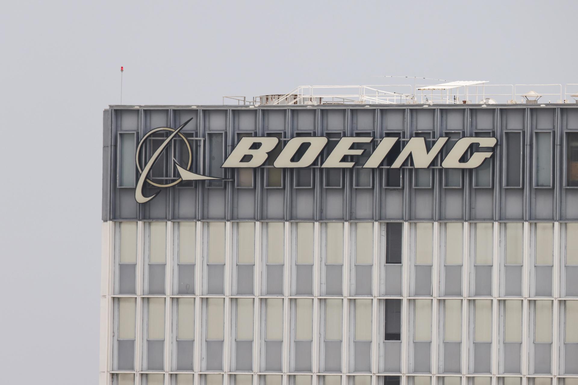 Fotografía de archivo que muestra el logotipo de Boeing en uno de sus edificios en El Segundo, California (EE. UU.). EFE/EPA/CAROLINE BREHMAN