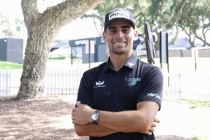 El golfista chileno Joaquín Niemann afronta desde este jueves su sexta participación en el Abierto Británico convencido de que si despliega su mejor juego, el que le tiene como líder del LIV, el circuito saudí, tiene "muchas 'chances' (opciones) de ganar" y ser el primero de su país en ganar un torneo grande. -EFE/A.Carrasco Ragel