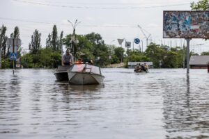 Residents and rescue workers use boats to move through a flooded area in Kherson, Ukraine, 08 June 2023, amid the Russian invasion. Ukraine has accused Russian forces of destroying a critical dam and hydroelectric power plant on the Dnipro River in the Kherson region along the front line in southern Ukraine on 06 June, leading to the flooding of a number of settlements. (Inundaciones, Rusia, Ucrania) EFE/EPA/STAS KOZLIUK/Archivo