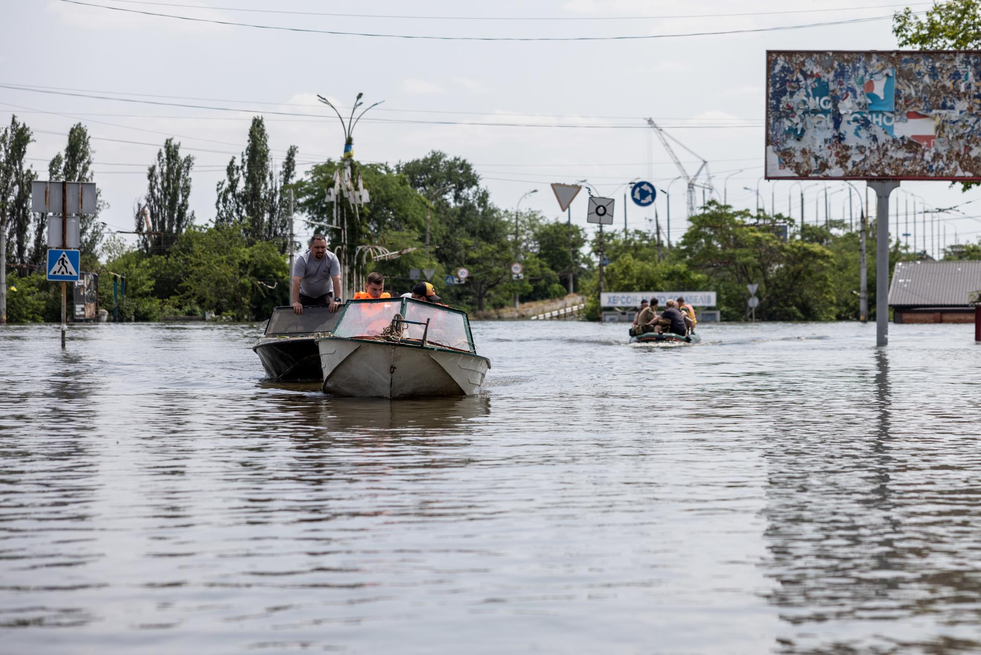 Residents and rescue workers use boats to move through a flooded area in Kherson, Ukraine, 08 June 2023, amid the Russian invasion. Ukraine has accused Russian forces of destroying a critical dam and hydroelectric power plant on the Dnipro River in the Kherson region along the front line in southern Ukraine on 06 June, leading to the flooding of a number of settlements. (Inundaciones, Rusia, Ucrania) EFE/EPA/STAS KOZLIUK/Archivo