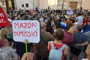 La localidad valenciana de Catarroja, en plena zona cero de la dana, acoge la novena manifestación contra el president de la Generalitat, Carlos Mazón, por su gestión de la tragedia este martes, día en que se cumplen nueve meses de las inundaciones en las que fallecieron 228 personas en la provincia de Valencia.-EFE/ Kai Forsterling