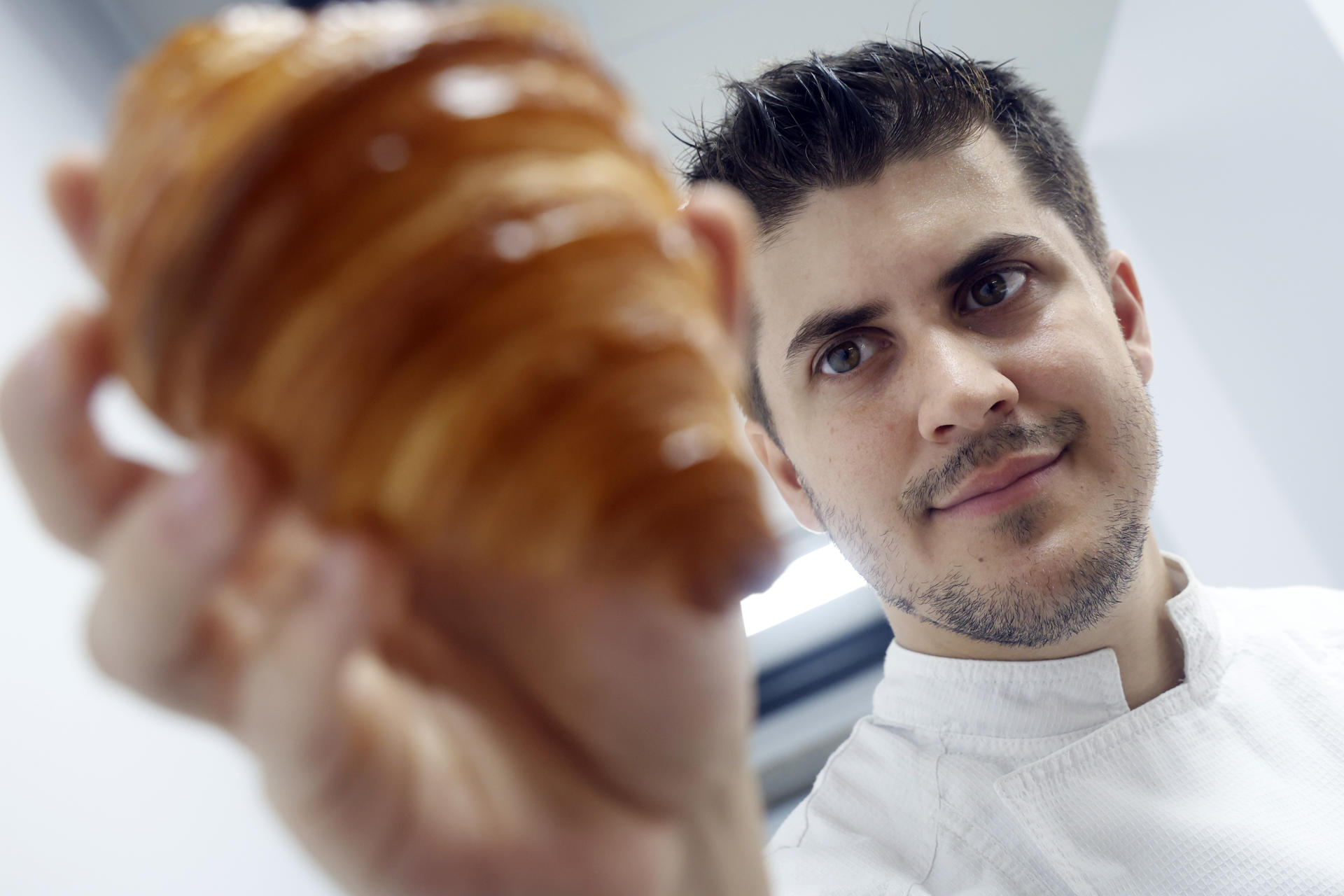 No parece sencillo abrir dos pastelerías en menos de tres meses, pero Santiago Yáñez lo ha logrado con una propuesta basada en una lista reducida de productos, pero en los que impera la máxima calidad. EFE/ Kiko Delgado