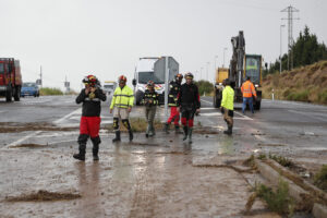 Efectivos de la Unidad Militar de Emergencias trabajan en una carretera inundada próxima a la localidad zaragozana de Grisén este sábado. EFE/ Javier Belver