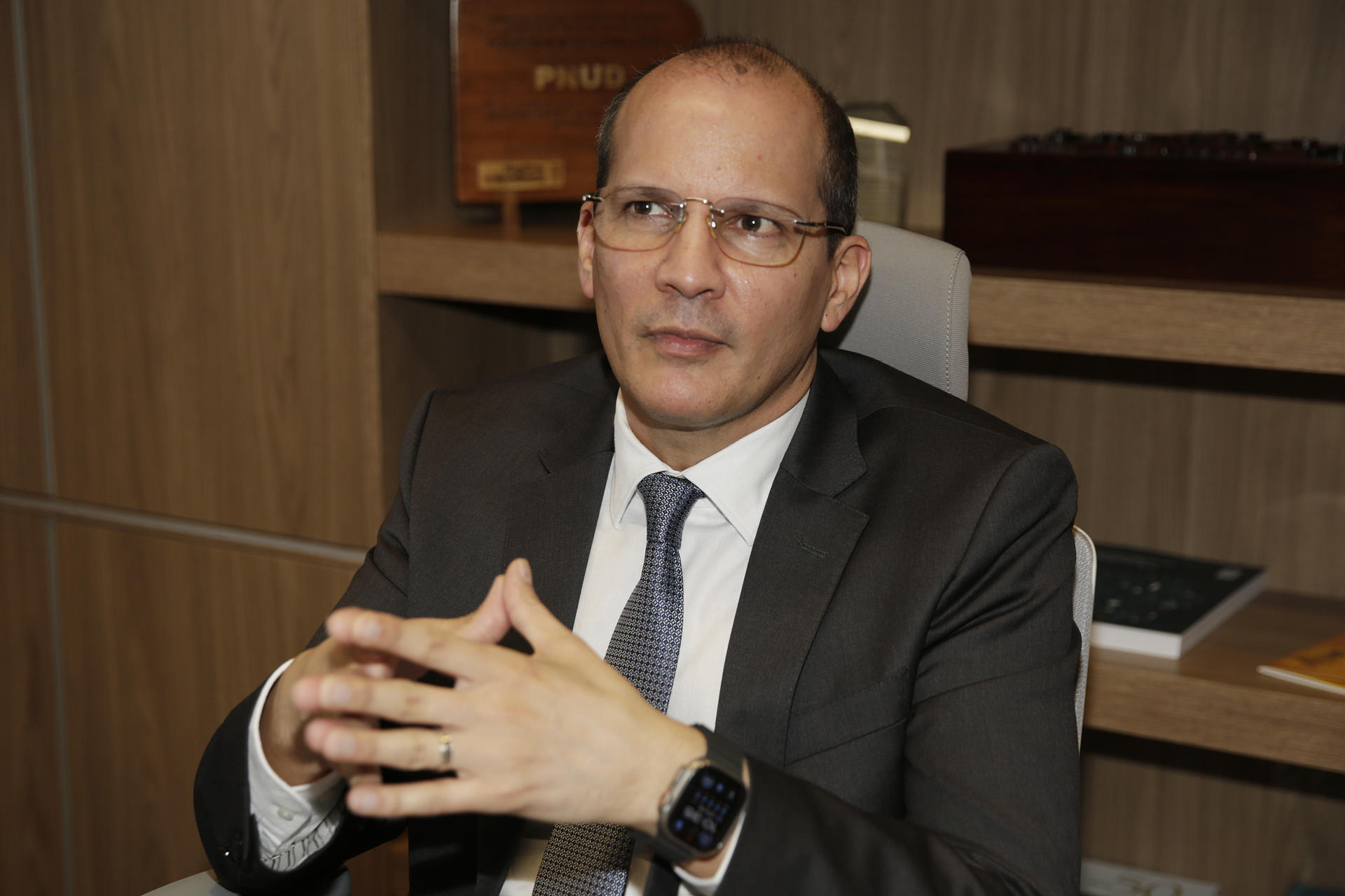 El representante del Programa de las Naciones Unidas para el Desarrollo (PNUD) en Honduras, Richard Barathe, habla durante una entrevista con EFE este miércoles, en Tegucigalpa (Honduras). EFE/ Gustavo Amador