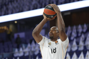 Foto de archivo del pivot del Real Madrid Serge Ibaka. EFE/Mariscal.