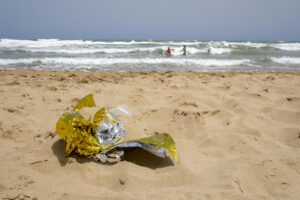 Imagen de archivo de la playa de Guardamar del Segura (Alicante) tras recuperar a una persona ahogada. EFE/Pablo Miranzo