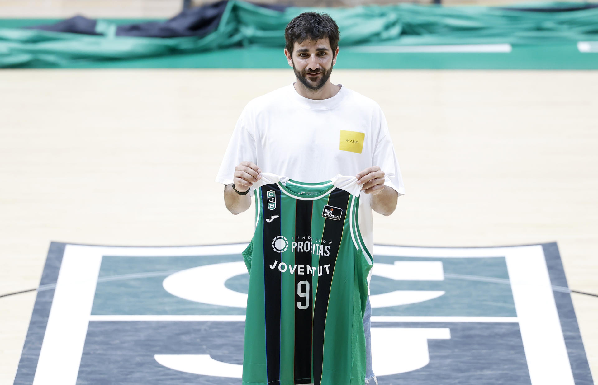 El base Ricky Rubio, de 34 años, durante su presentación como nuevo jugador del Joventut de Badalona, su regreso al baloncesto profesional tras un año sin jugar para centrarse en su salud mental. EFE/Andreu Dalmau