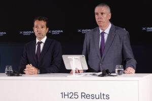 El presidente ejecutivo de Indra, Ángel Escribano, durante la presentación de resultados de la empresa este miércoles, en Madrid. Indra obtuvo un beneficio neto de 215 millones de euros en el primer semestre de 2025, un 87,7 % más que en el mismo periodo de 2024, como consecuencia de la mejora operativa y por el impacto puntual en los resultados financieros del aumento en la valoración de la participación que tiene en Tess Defence.  EFE/ Chema Moya