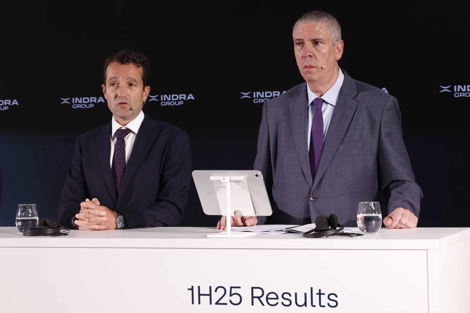 El presidente ejecutivo de Indra, Ángel Escribano, durante la presentación de resultados de la empresa este miércoles, en Madrid. Indra obtuvo un beneficio neto de 215 millones de euros en el primer semestre de 2025, un 87,7 % más que en el mismo periodo de 2024, como consecuencia de la mejora operativa y por el impacto puntual en los resultados financieros del aumento en la valoración de la participación que tiene en Tess Defence.  EFE/ Chema Moya