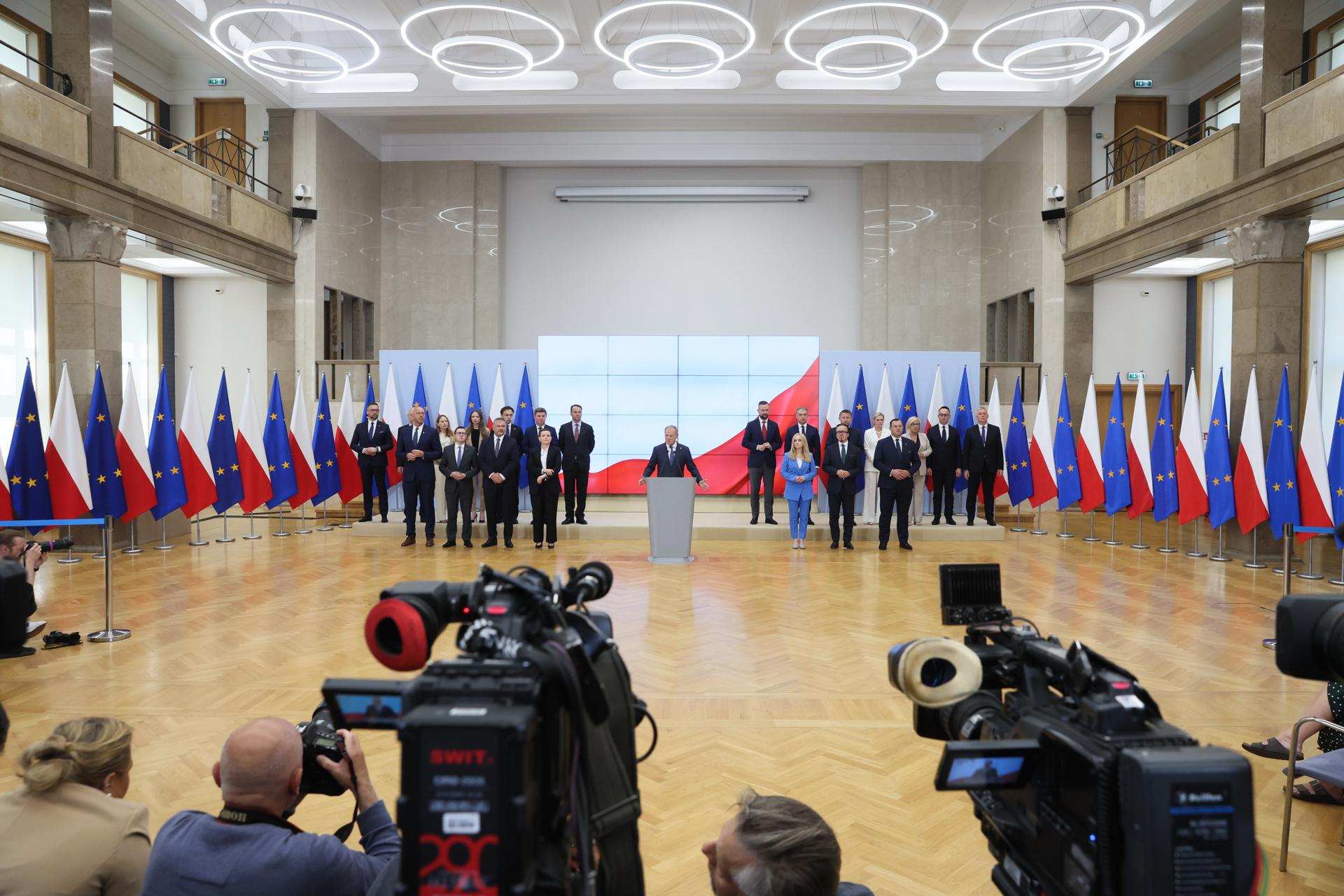 El primer ministro polaco, Donald Tusk, presenta a su nuevo gabinete, el 23 de julio de 2025. EFE/EPA/LESZEK SZYMANSKI POLAND OUT
Warsaw (Poland), 23/07/2025.- Prime Minister Donald Tusk (C) presents new ministers (in the foreground from left): sports - Jakub Rutnicki, energy - Milosz Motyka, justice - Waldemar Zurek, culture - Marta Cienkowska, health - Jolanta Sobieranska-Grenda, state assets - Wojciech Balczun and agriculture - Stefan Krajewski during a press conference at the Chancellery in Warsaw, Poland, 23 July 2025. The head of government presented details of his cabinet's reshuffle. (Polonia, Varsovia) EFE/EPA/LESZEK SZYMANSKI POLAND OUT