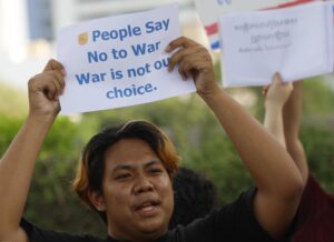 BANGKOK (Tailandia), 26/07/2025.- Un hombre lanza proclamas durante una manifestación en Bangkok, Tailandia,para pedir el fin de las hostilidades entre Tailandia y Camboya en varias regiones de su frontera compartida. EFE/EPA/NARONG SANGNAK