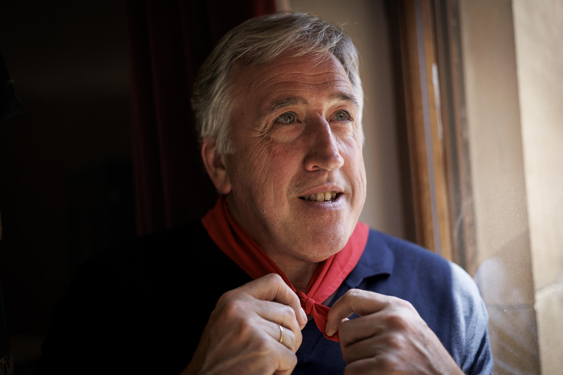 El alcalde de Pamplona, Joseba Asiron, durante la entrevista con EFE a escasos días de inicio de los Sanfermines 2025 en la que invita a disfrutar de unas fiestas con un marcado "carácter popular, accesible e inclusivo" donde estará muy presente la defensa de los derechos humanos con la mirada puesta en Palestina al haber sido elegida para lanzar el chupinazo una plataforma de apoyo al pueblo palestino. EFE/Villar López
