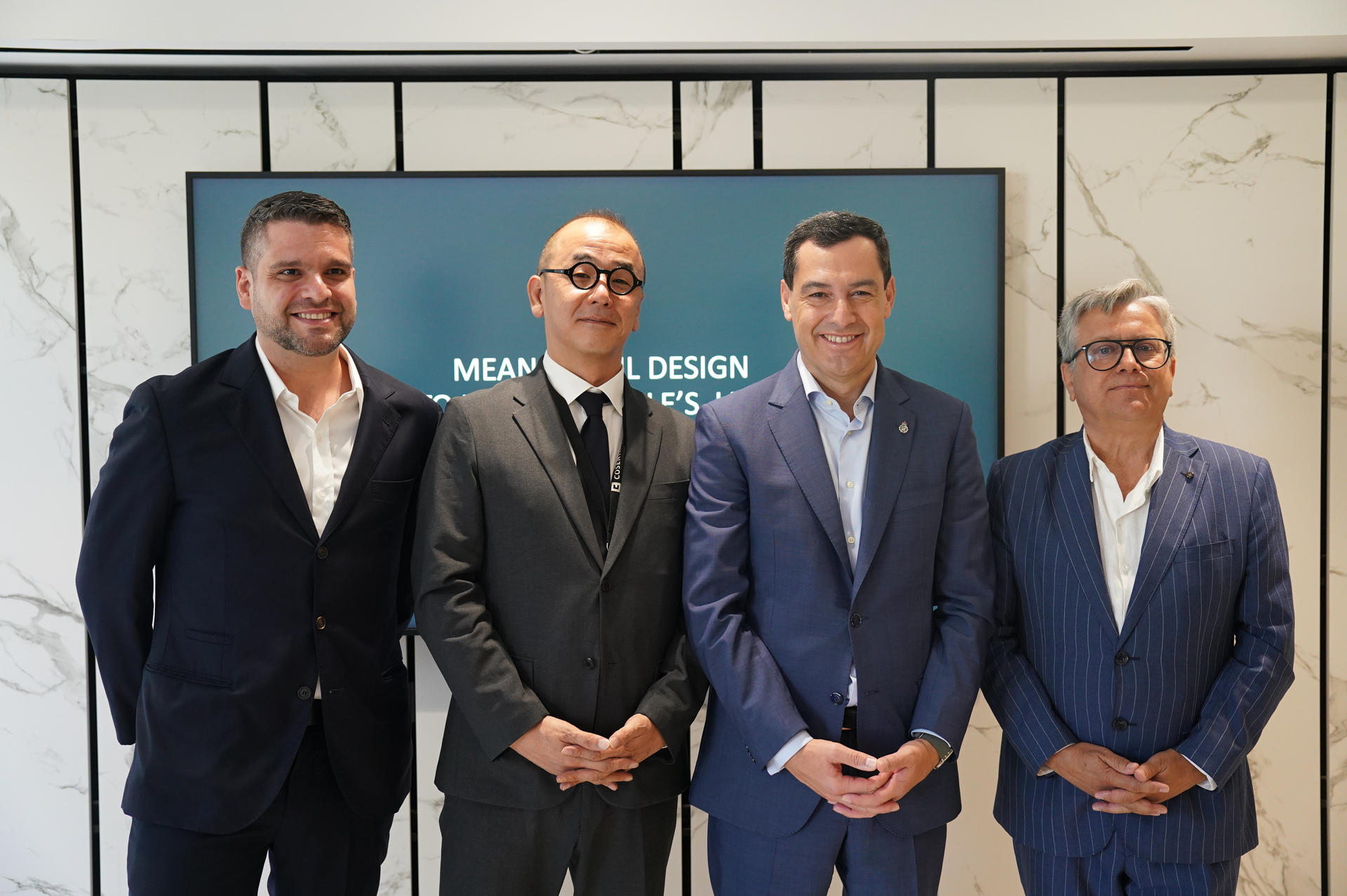 El presidente de la Junta de Andalucía, Juanma Moreno (2d) visitó este lunes un establecimiento de la empresa almeriense Cosentino, fabricante de superficies y materiales para la arquitectura y el diseño durante su viaje a Tokio, Japón, donde mantendrá una serie de encuentros empresariales e institucionales con el objetivo de potenciar los lazos económicos, turísticos y culturales entre la comunidad y el país asiático. EFE/Junta de Andalucía / SOLO USO EDITORIAL/SOLO DISPONIBLE PARA ILUSTRAR LA NOTICIA QUE ACOMPAÑA (CRÉDITO OBLIGATORIO)
