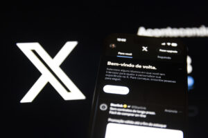 Fotografía de archivo. Muestra la pantalla de un celular con acceso a la aplicación de la red social X. EFE/ Isaac Fontana ARCHIVO