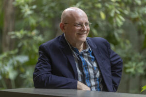 El artista y escritor Txomin Badiola, referente internacional del arte plástico español y que acaba de publicar la novela 'Mamuk', considera que son el espectador o el lector quienes "dan sentido a la obra artística o a la novela". EFE/Marta Pérez