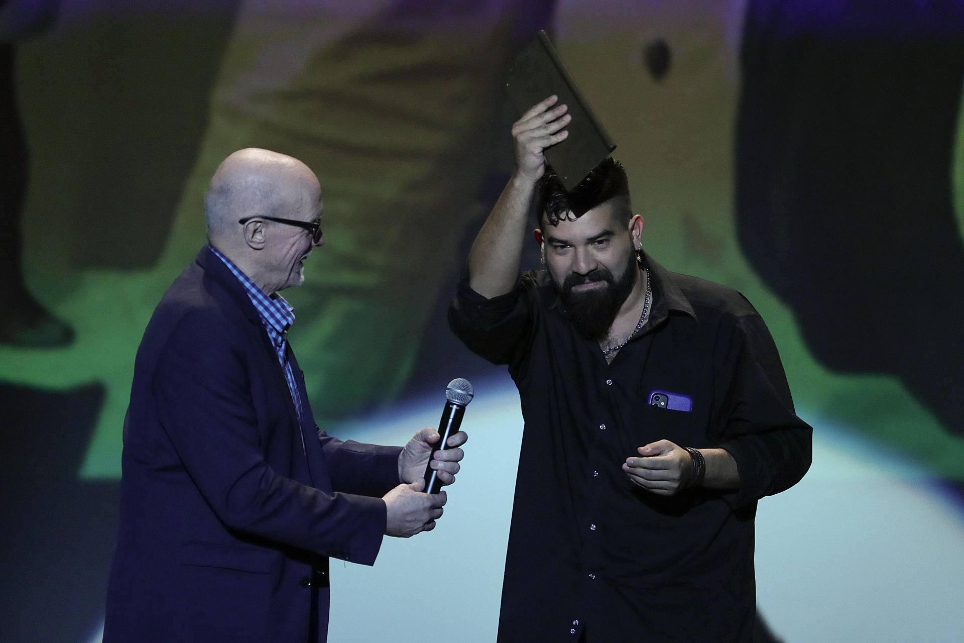 El cronista salvadoreño Juan Martínez (d), con su trabajo Buscando a Mikelson: un apartheid en el Caribe, publicado por Redacción Regional y Dromómano, recibe el reconocimiento como ganador del Premio Gabo 2025 en la categoría Texto, durante la ceremonia este sábado, en el Teatro Jorge Eliécer Gaitán, en Bogotá (Colombia). EFE/Carlos Ortega