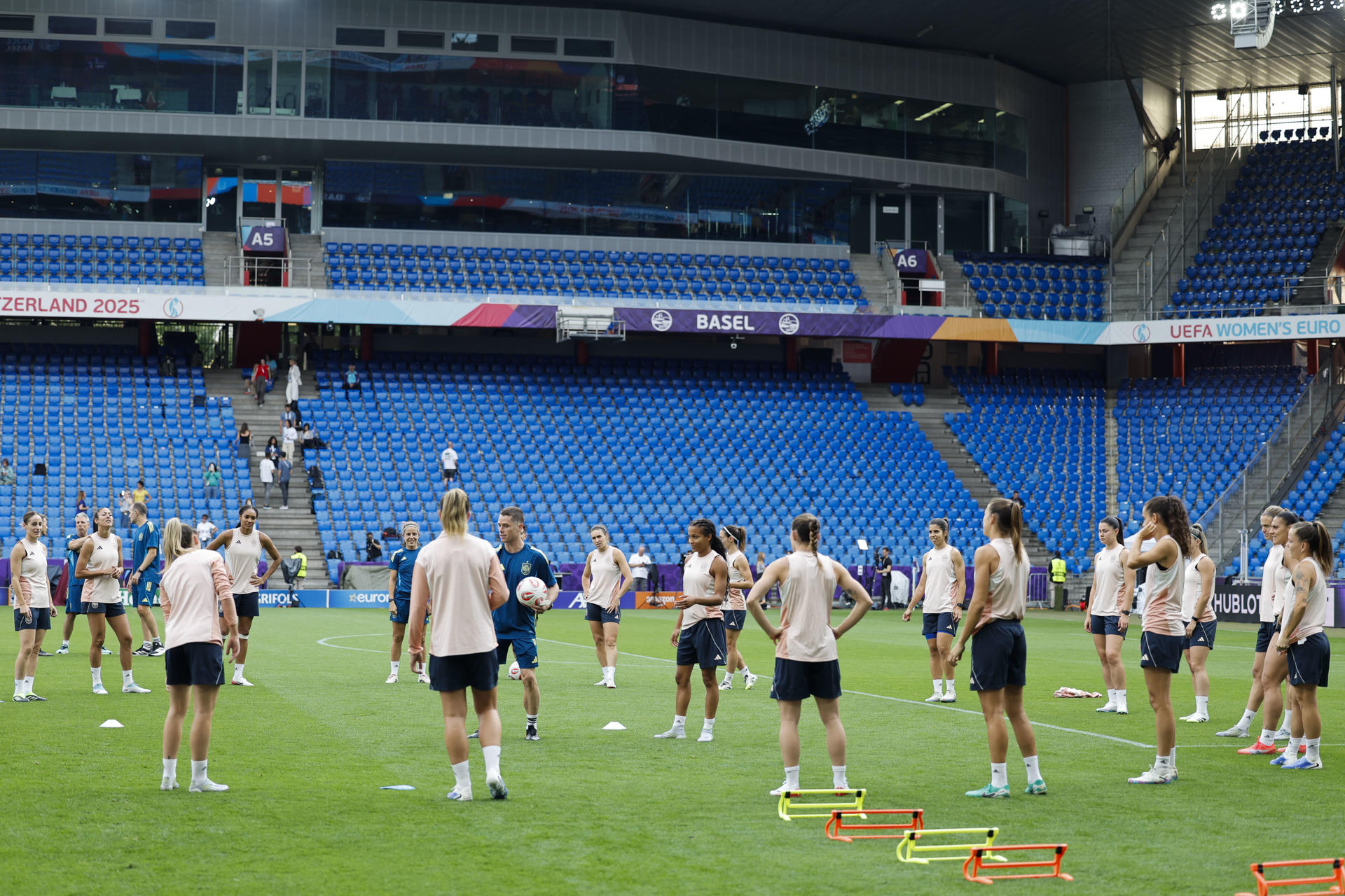 Las jugadoras de la selección española durante el entrenamiento que el combinado español ha realizado este sábado, en el St. Jakob Park de Basilea (Suiza), previo al partido de final de la Eurocopa Femenina 2025 que disputan España e Inglaterra. EFE/ Ana Escobar