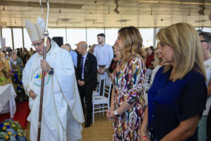 La vicepresidenta del Consell, Susana Camarero (d), y la alcaldesa de Valencia, María José Catalá (c), participan en el acto de celebración del Día de los Abuelos, organizado por la asociación Mensajeros de la Paz, este sábado en Valencia. EFE/ Kai Forsterling