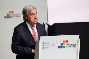 El secretario general de la ONU, Antonio Guterres, interviene en el marco de la IV Conferencia Internacional para la Financiación del Desarrollo, el 30 de junio de 2025, en Sevilla, España. EFE