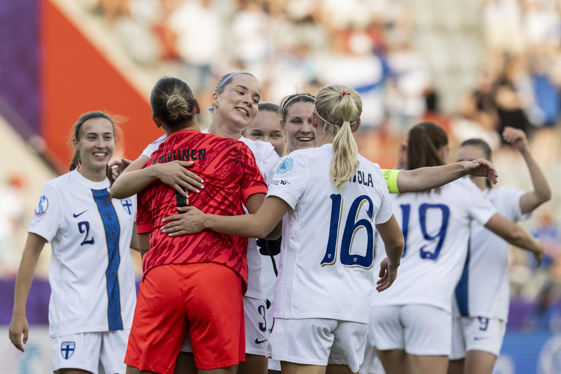 Las jugadoras de Finlandia celebran la victoria por 0-1 ante Islandia en el primer partido de la Eurocopa femenina. EFE/EPA/ALESSANDRO DELLA VALLE