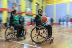 Integrantes de la selección femenina boliviana de baloncesto adaptado, fueron captadas el pasado 28 de junio, durante una sesión de entrenamiento, en La Paz (Bolivia). EFE/Gabriel Márquez