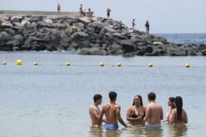 En la imagen, un grupo de jóvenes se refresca en la playa de Las Teresitas, en Santa Cruz de Tenerife. EFE/Alberto Valdés