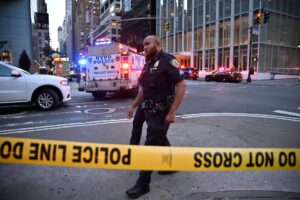 Agentes de policía responden a un incidente con un tirador activo en el centro de la ciudad este lunes, en Nueva York (EE.UU.). EFE/ Lloyd Mitchell