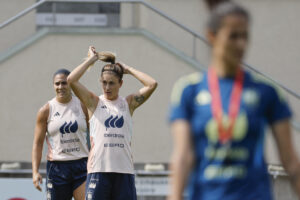 La jugadora de la selección española de fútbol Martín Prieto (i) y Alexia Putellas (c) durante el entrenamiento llevado a cabo en Lausana, para preparar el partido de cuartos de final de la Eurocopa que disputan contra la selección de Suiza. EFE/ Ana Escobar
