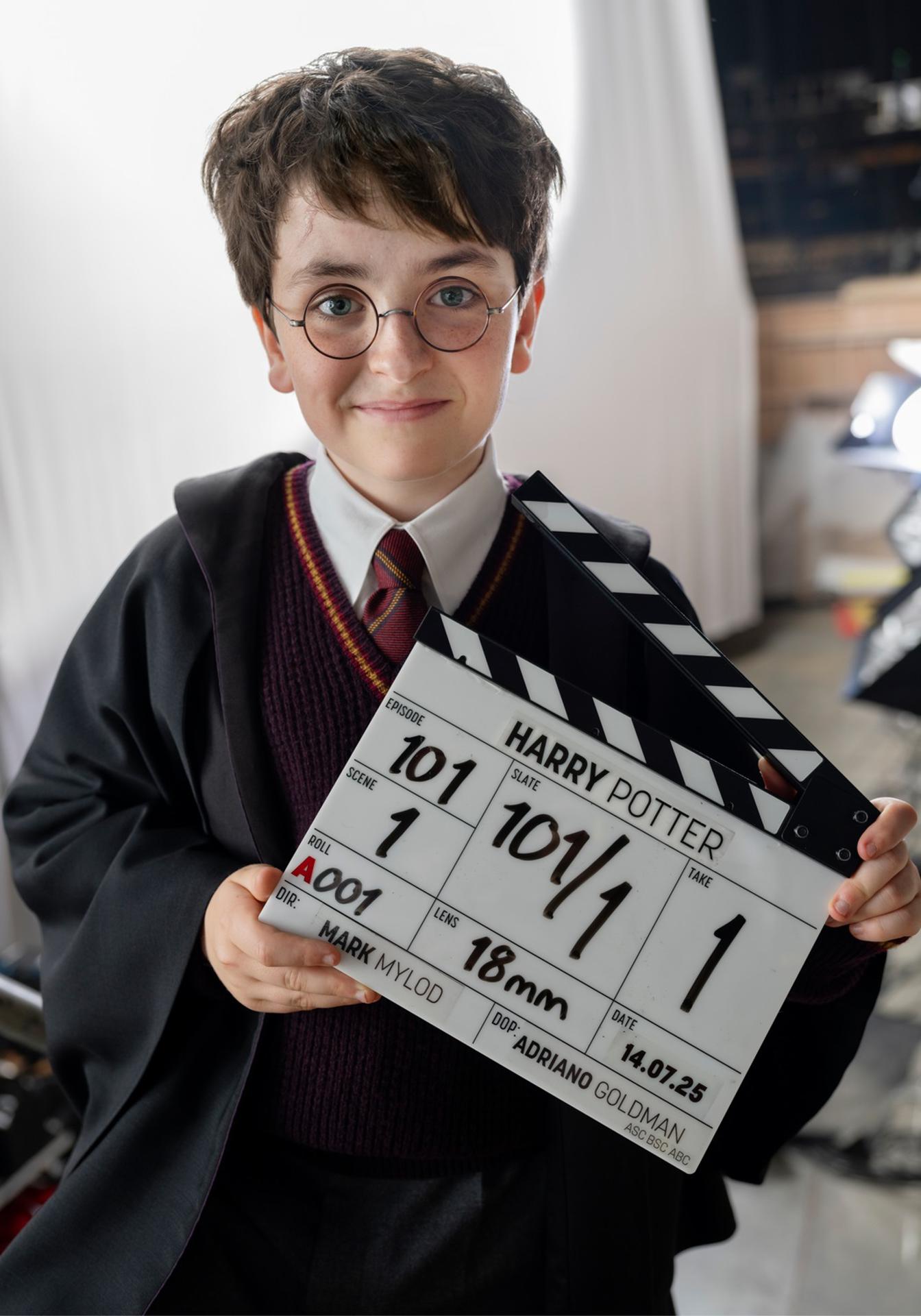 Fotografía cedida por HBO donde aparece Dominic McLaughlin caracterizado como Harry Potter, sosteniendo la claqueta de la serie. EFE/Aidan Monaghan/HBO
