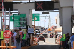 Personas protestan en el puente internacional Santa Fe este sábado, en Ciudad Juárez (México). EFE/Luis Torres