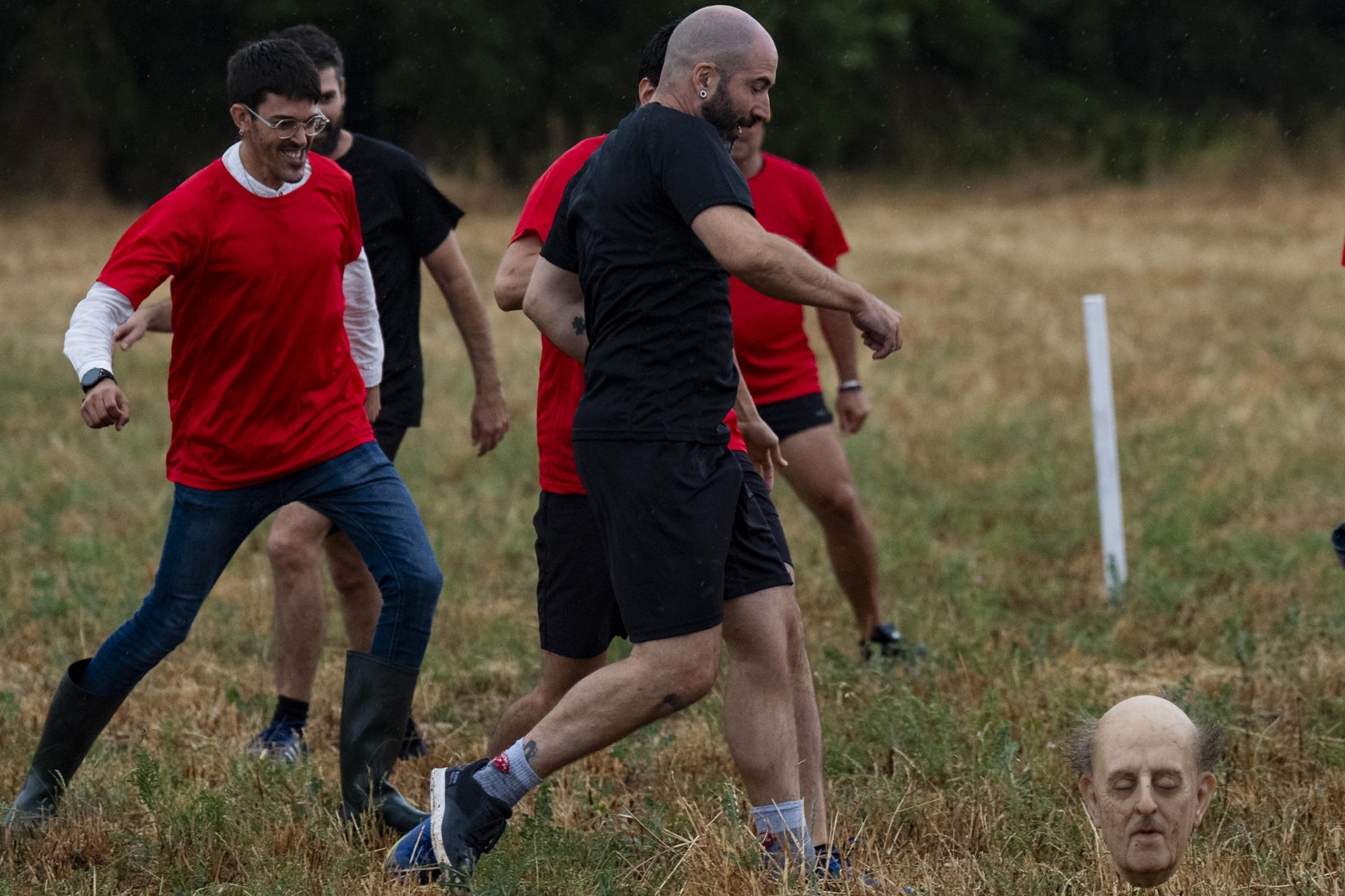 Una réplica hiperrealista de la cabeza del dictador Francisco Franco ha rodado la tarde de este jueves, cual pelota de fútbol, por entre trincheras reales de la Guerra Civil en Moià (Barcelona), gracias a la performance 'La Copa del Generalísimo', promovida por el artista Eugenio Merino. EFE/Siu Wu
