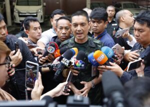 Fotografía de archivo, tomada el 22/07/2025, que muestra al portavoz del Ejército de Tailandia, Winthai Suvaree, hablando con periodistas sobre la tensión por la disputa fronteriza con Camboya. EFE/EPA/NARONG SANGNAK