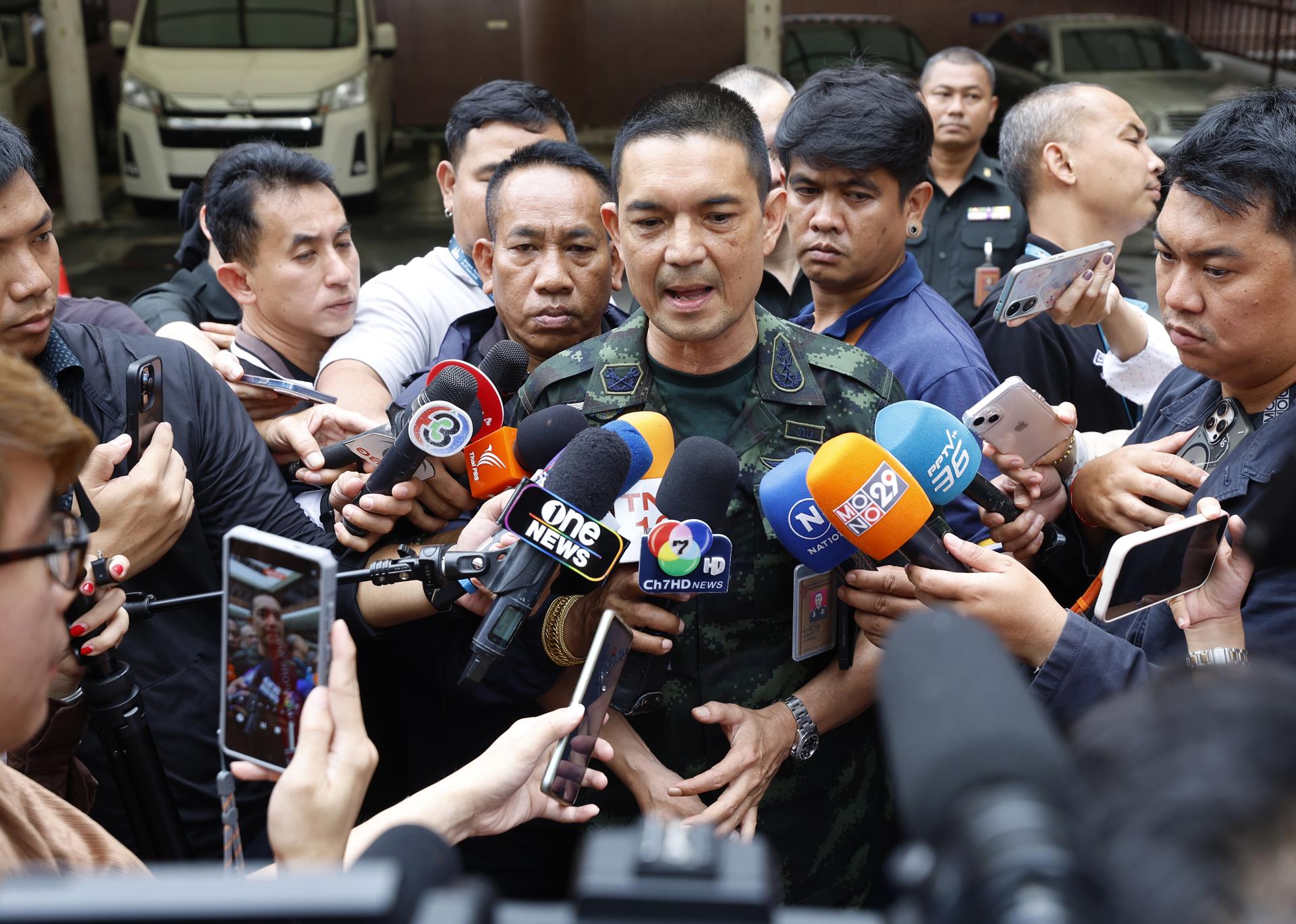 Fotografía de archivo, tomada el 22/07/2025, que muestra al portavoz del Ejército de Tailandia, Winthai Suvaree, hablando con periodistas sobre la tensión por la disputa fronteriza con Camboya. EFE/EPA/NARONG SANGNAK