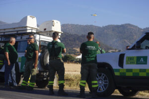 Miembros del Infoca entre los equipos de extinción que continúan trabajando este miércoles en el incendio forestal de la sierra de Córdoba, a pocos kilómetros del núcleo urbano, que provocó el desalojo de un centenar de viviendas en el entorno de la barriada de Santa Ana de la capital y que se da por contenido aunque existen todavía muchos puntos calientes y el irregular perímetro dificulta su cierre. EFE/Salas