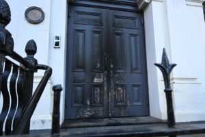 La puerta de una sinagoga en Melbourne tras el ataque de un varón, arrestado por la Policía, que intentó provocar un incendio.
EFE/EPA/JAMES ROSS NO ARCHIVING AUSTRALIA AND NEW ZEALAND OUT