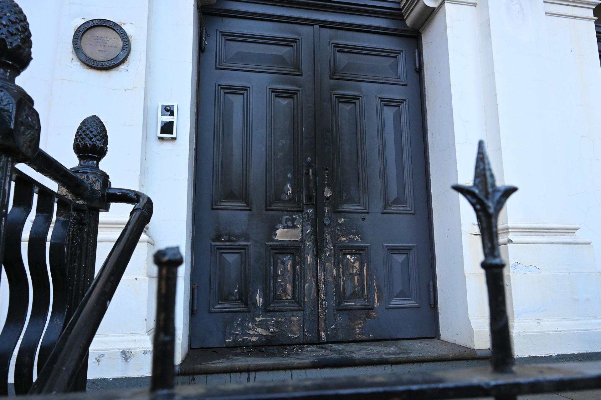 La puerta de una sinagoga en Melbourne tras el ataque de un varón, arrestado por la Policía, que intentó provocar un incendio.
EFE/EPA/JAMES ROSS NO ARCHIVING AUSTRALIA AND NEW ZEALAND OUT