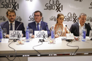 El presidente de la Confederación Española de Organizaciones Empresariales (CEOE), Antonio Garamendi (2i), entre otras y otros, participa en un coloquio del Club Siglo XXI este miércoles, en Madrid. EFE/ J.P.Gandul