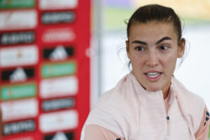 La jugadora de la selección española, Patri Guijarro, durante la rueda de prensa que ha ofrecido hoy jueves en Lausana, previa a la final que disputan el próximo domingo frente a Inglaterra. EFE / Ana Escobar.