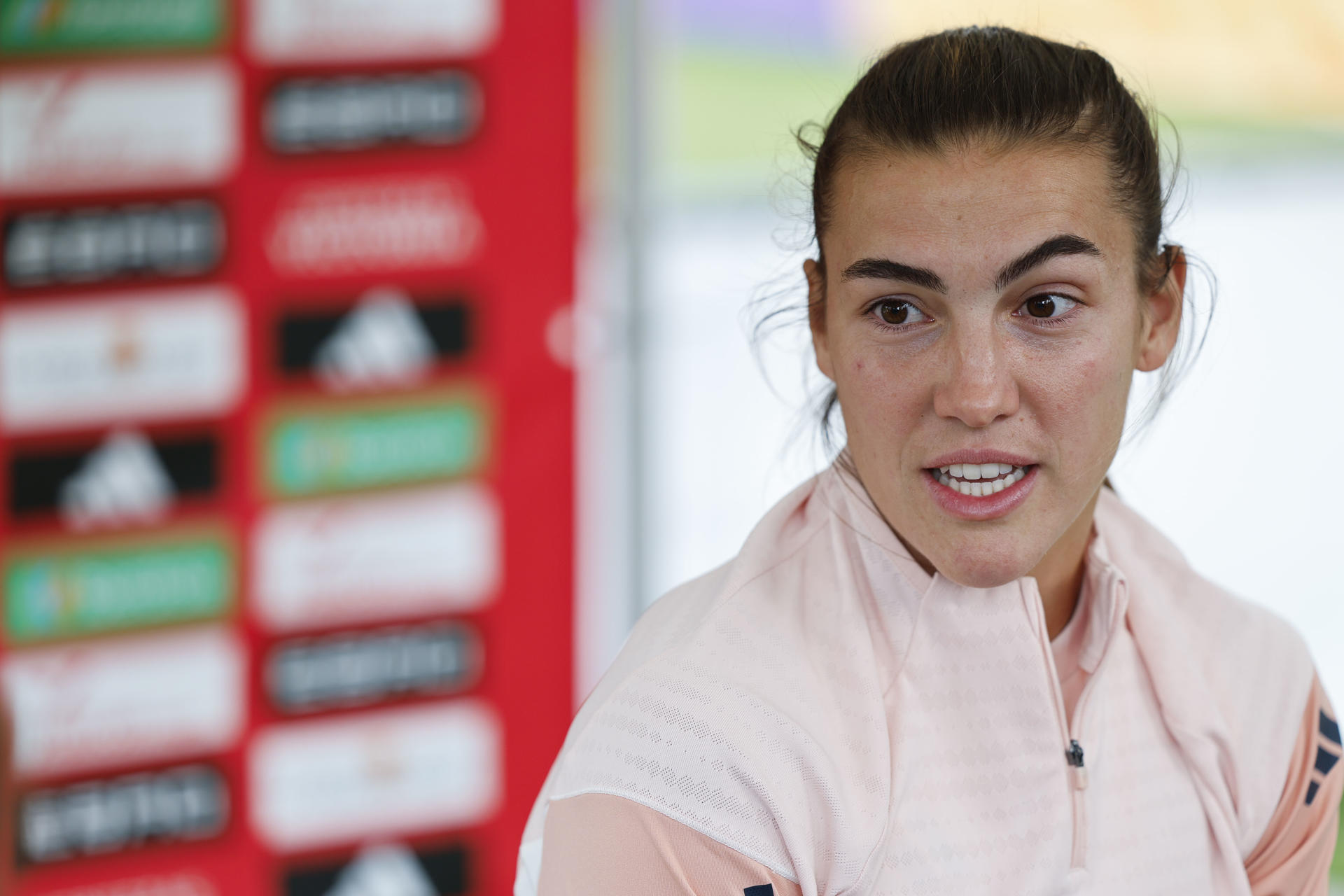 La jugadora de la selección española, Patri Guijarro, durante la rueda de prensa que ha ofrecido hoy jueves en Lausana, previa a la final que disputan el próximo domingo frente a Inglaterra. EFE / Ana Escobar.
