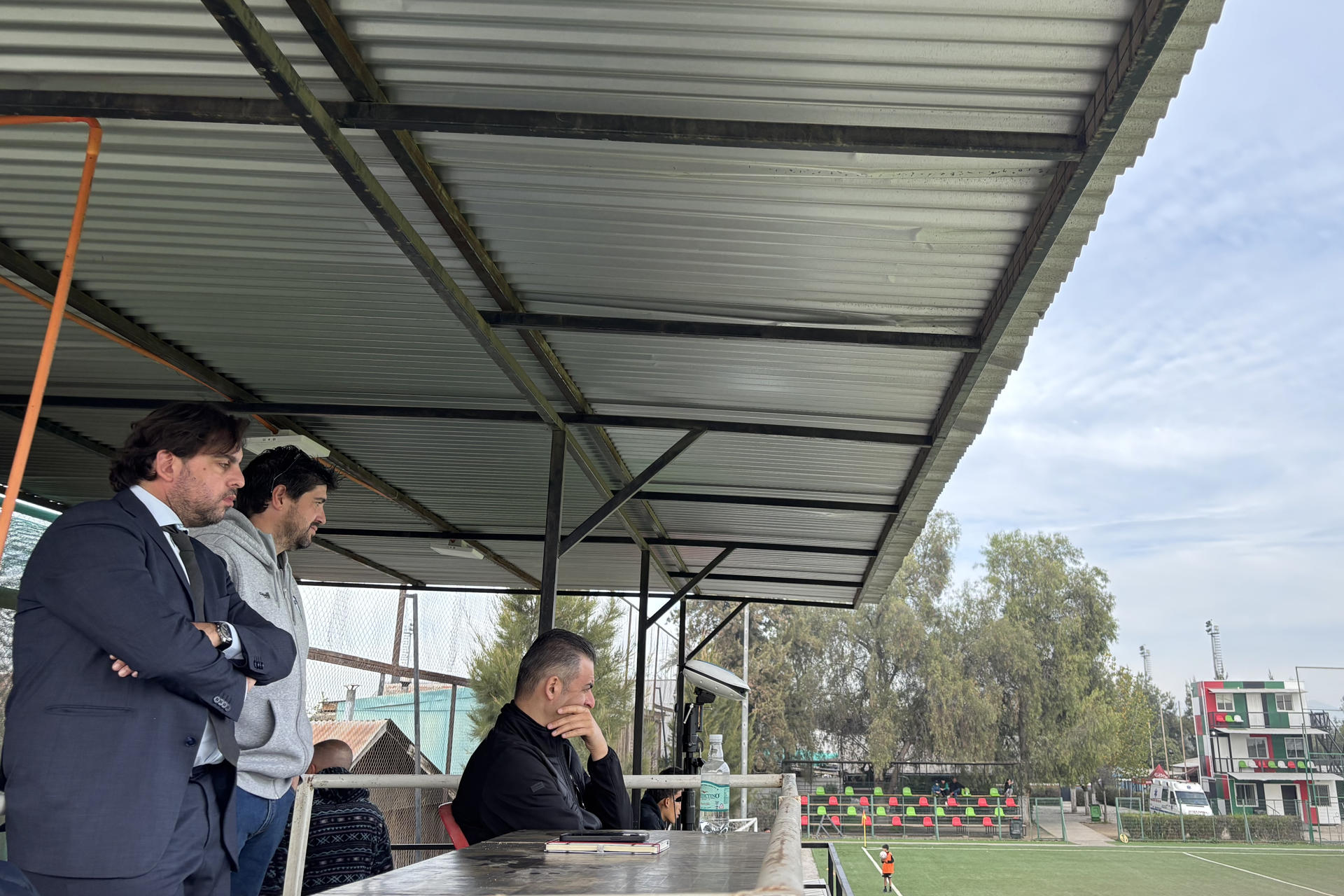 El técnico de la selección de fútbol de Palestina, Ehab Abu Jazar (d), asiste a un entrenamiento este miércoles en Santiago de Chile. EFE/María José Rey
