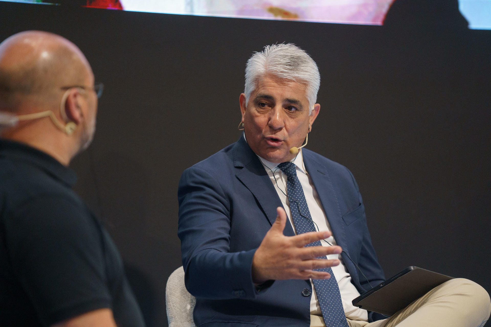 El alcalde de Atenas, Chrysostomos Doukas (d), conversa con el coordinador en Canarias de la Comisión Española de Ayuda al Refugiado (CEAR), Juan Carlos Lorenzo (i), en la conferencia que celebra este martes en Santa Cruz de Tenerife la Comisión de Ciudadanía,Gobernanza y Asuntos Institucionales y Exteriores del Comité de las Regiones de la Unión Europea para debatir el papel de las ciudades y las regiones en la acogida de los menores inmigrantes. EFE/Ramón de la Rocha