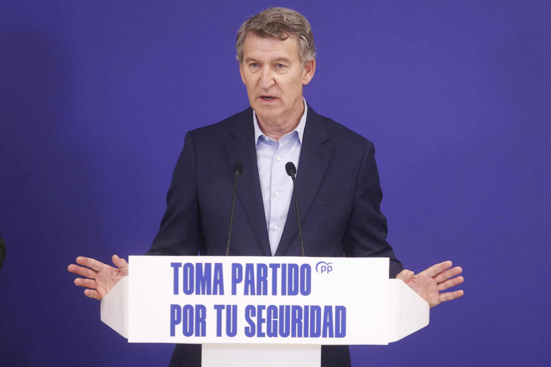 El presidente del PP, Alberto Núñez Feijóo, durante la comparecencia ante los medios de comunicación que ha realizado este viernes en Barcelona. EFE/Quique García