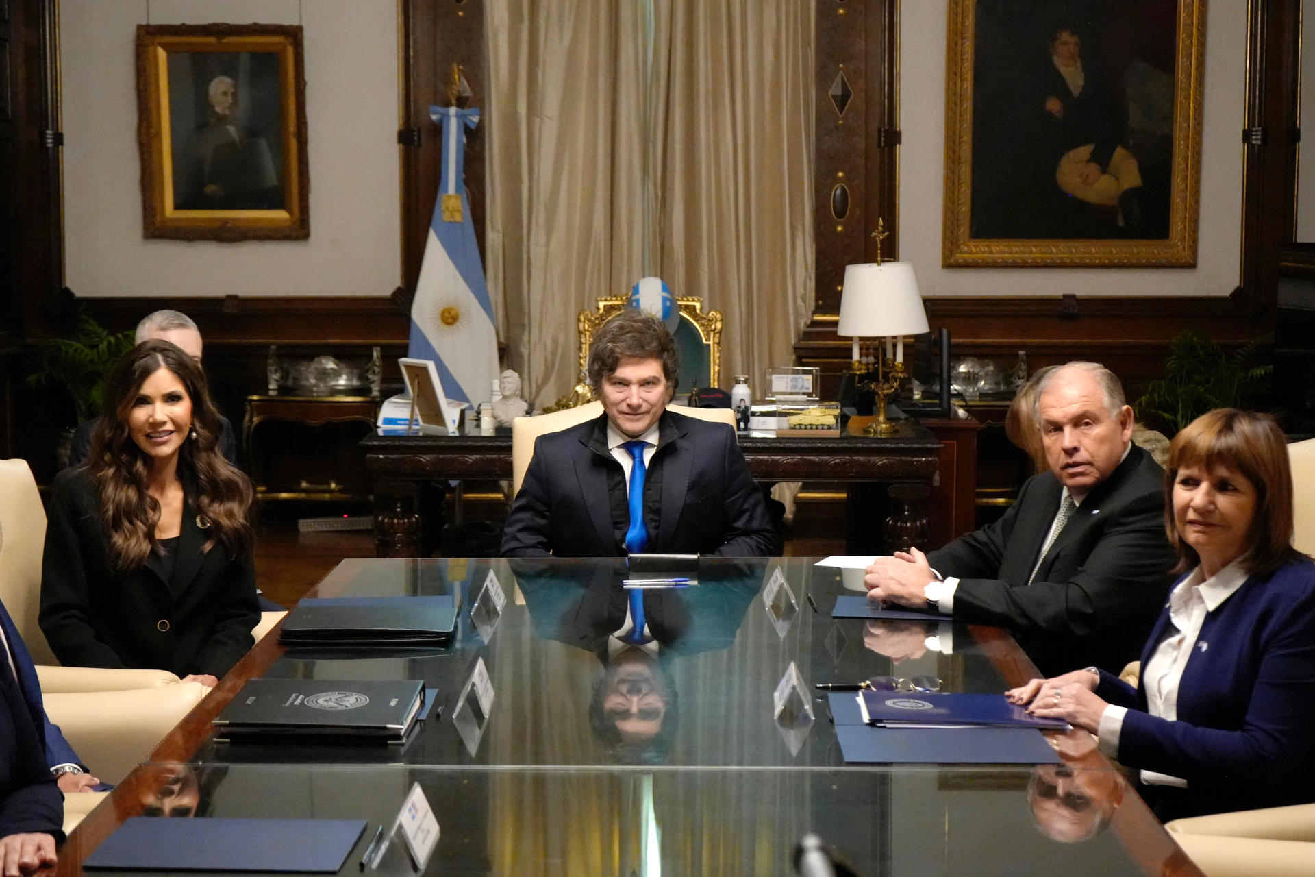 Fotografía cedida este lunes por la Presidencia de Argentina que muestra de izquierda a derecha, a la secretaria de Seguridad Nacional de Estados Unidos, Kristi Noem, el presidente de Argentina, Javier Milei, el ministro de Relaciones Exteriores, Comercio Internacional y Culto, Gerardo Werthein y la ministra de Seguridad Nacional, Patricia Bullrich, durante una reunión en Buenos Aires (Argentina). EFE/Presidencia de Argentina
