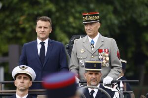 El presidente francés, Emmanuel Macron (I), flanqueado por el jefe del Estado Mayor de la Defensa de Francia, el general Thierry Burkhard (D), en el coche de mando durante el desfile militar del Día de la Bastilla en París, Francia, el 14 de julio de 2025. EFE/EPA/Mohammed Badra